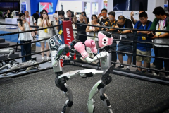 家列队进入驾驶舱体验
