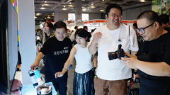 们纷纷进入沉浸体验区亲测设备